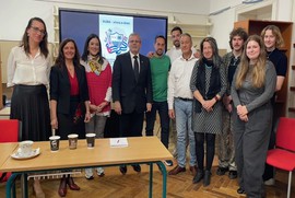 Pedagogičky, študenti a hostia s pánom veľvyslancom. Zdroj: archív Katedry romanistiky FiF UK