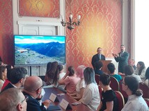 Premiér počas svojej prednášky pre študentov v Zasadačke vedeckej rady