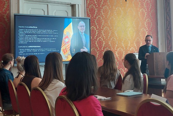 Premiér počas svojej prednášky pre študentov v Zasadačke vedeckej rady