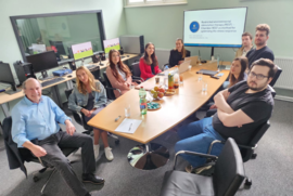 Profesor Green počas mentoringového stretnutia so študentkami a študentmi psychológie