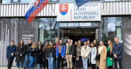 Študentská skupina pred budovou Štatistického úradu SR s Rudolfom Rösselom, PhD., MBA, poradcom predsedu ŠÚ SR pre spoluprácu s vysokými školami.